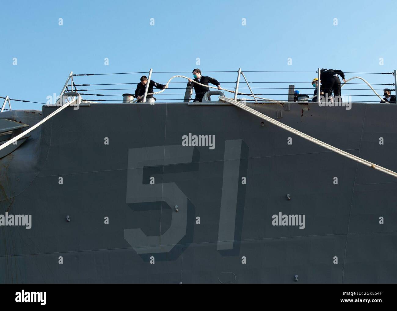 NORFOLK (März 26, 2021) – Seeleute an Bord des Lenkraketen-Zerstörers USS Arleigh Burke (DDG 51) heavieren die Anlegestellen, um am 26. März an der Pier-Seite auf der Naval Station Norfolk in Gang zu kommen. Arleigh Burke wird die USS Donald Cook (DDG 75) als eine von vier in Spanien stationierten forward disployed Naval Forces (FDNF) ersetzen. Arleigh Burke wird sich USS Ross (DDG 71), USS Roosevelt (DDG 80) und USS Porter (DDG 78) als neuestes Mitglied von FDNF Rota anschließen. Stockfoto