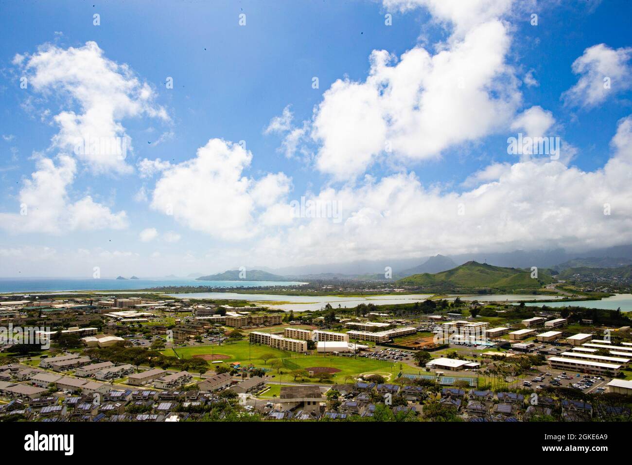 Der Blick vom Gipfel des Kansas Tower Hill während eines Treffens zwischen dem Ko’olaupoko Native Hawaiian Civic Club und der Marine Corps Base Hawaii Environmental Compliance and Protection Department, MCBH, 26. März 2021. Der Club traf sich mit der ECPD, um über kulturelle Stätten und die Geschichte der Landnutzung auf der Mokapu-Halbinsel zu diskutieren. Stockfoto