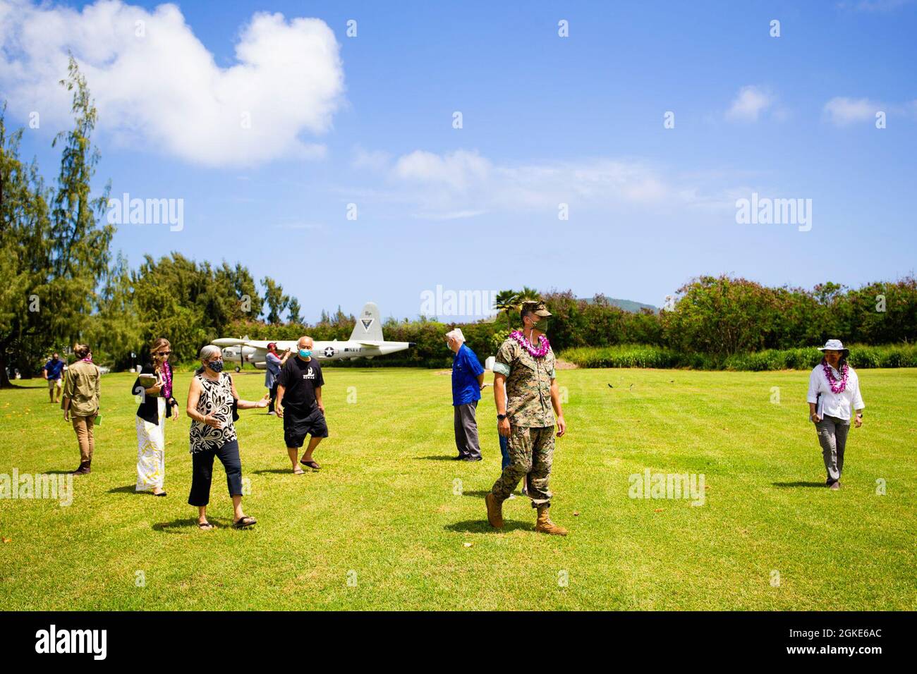 Mitglieder des Ko’olaupoko Native Hawaiian Civic Club treffen sich mit der Marine Corps Base Hawaii Environmental Compliance and Protection Department, Nu’upia Ponds, MCBH, 26. März 2021. Der Club traf sich mit der ECPD, um über kulturelle Stätten und die Geschichte der Landnutzung auf der Mokapu-Halbinsel zu diskutieren. Stockfoto