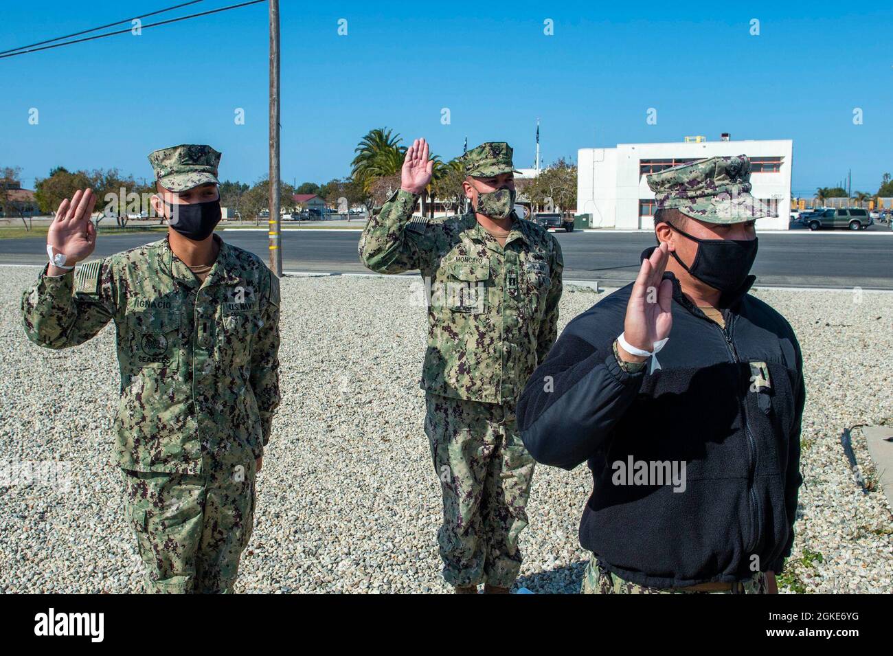 210326-N-TP832-1035 PORT HUENEME, Kalifornien (26. März 2021) LT. j.g. Aaron Ignacio, LT. Phillip Moncayo und LT. j.g. Derrick De Lara, der dem U.S. Naval Mobile Construction Bataillon (NMCB) 3 zugewiesen wurde, rezitiere den Amtseid während eines Allhändig-Extremismus-Aufstehtrainings an Bord des Marinestützpunktes Ventura County, Port Hueneme. Seabees sind die Expeditions- und Bauexperten des Marineservice. Sie stellen aufgabengerechte, anpassungsfähige und kampfbereite Konstruktions- und Konstruktionskräfte bereit, die zur Unterstützung der Ziele der Marine weltweit eingesetzt werden. Stockfoto
