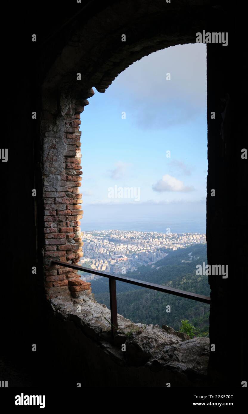 Blick auf Genua aus dem Fenster des Sperone Fort Stockfoto