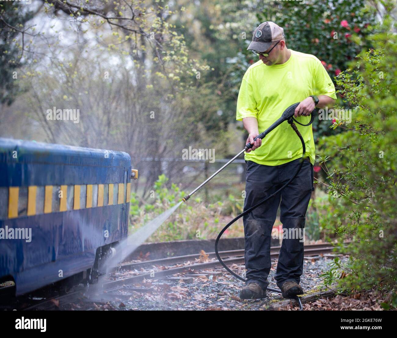 Technik. Sgt. Jason Howard, 4th Equipment Material Squadron, Handwerker für Luft- und Raumfahrt, wäscht einen Miniaturzug im Herman Park in Goldsboro, North Carolina, 26. März 2021. Der Zug ist seit zwei Jahren ausgefallen und musste mit einer Waschmaschine gereinigt werden. Stockfoto