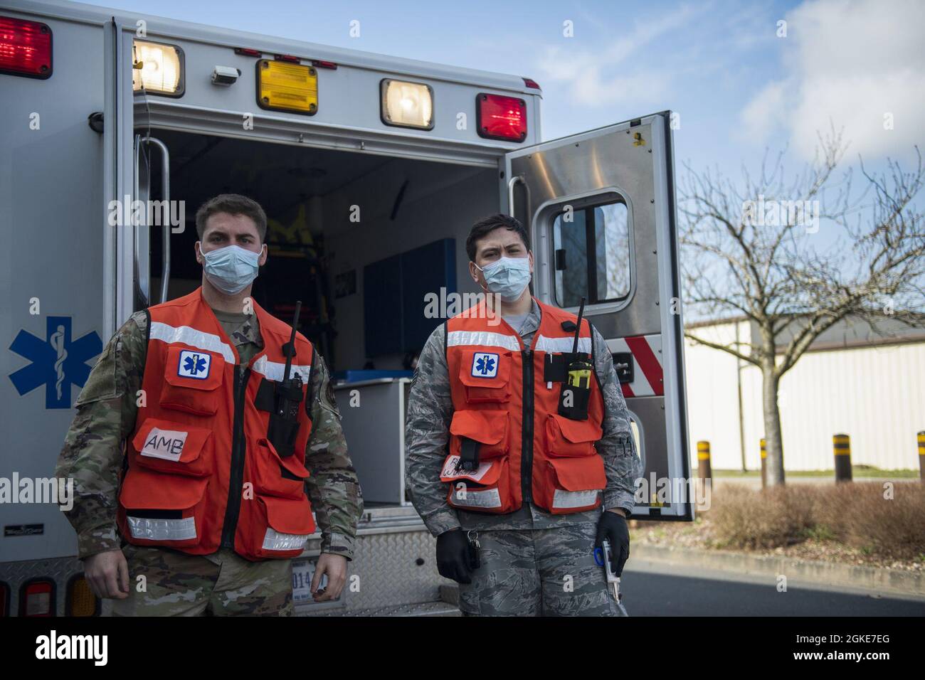 Zwei US Air Force 52. Medical Group Ambulatory Services Airmen posieren für ein Foto in der Nähe eines Krankenwagens auf dem Luftwaffenstützpunkt Spangdahlem, Deutschland, 26. März 2021. Während der Übung Ready EAGLE wurden ambulante Dienste zum Schauplatz einer simulierten Katastrophe im Basistheater geschickt. Stockfoto