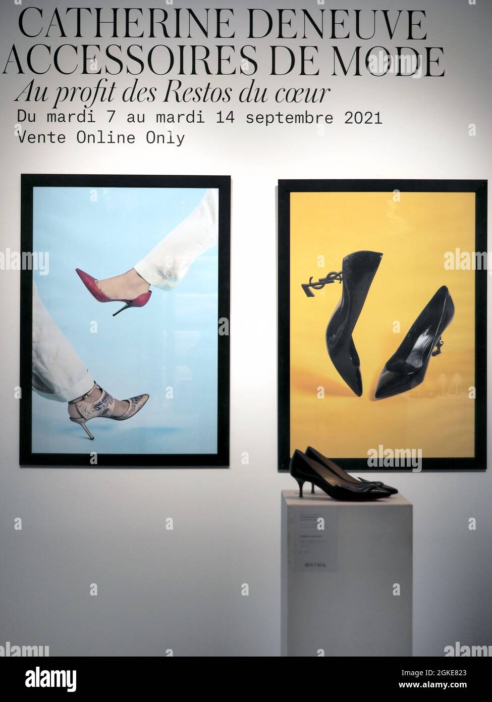 Paris, Frankreich. September 2021. Schuhe der französischen Schauspielerin  Catherine Deneuve sind im Pariser Auktionshaus Artcurial ausgestellt. Mehr  als 120 Paar ihrer Schuhe wurden am Dienstag, den 14. September 2021, für  wohltätige Zwecke