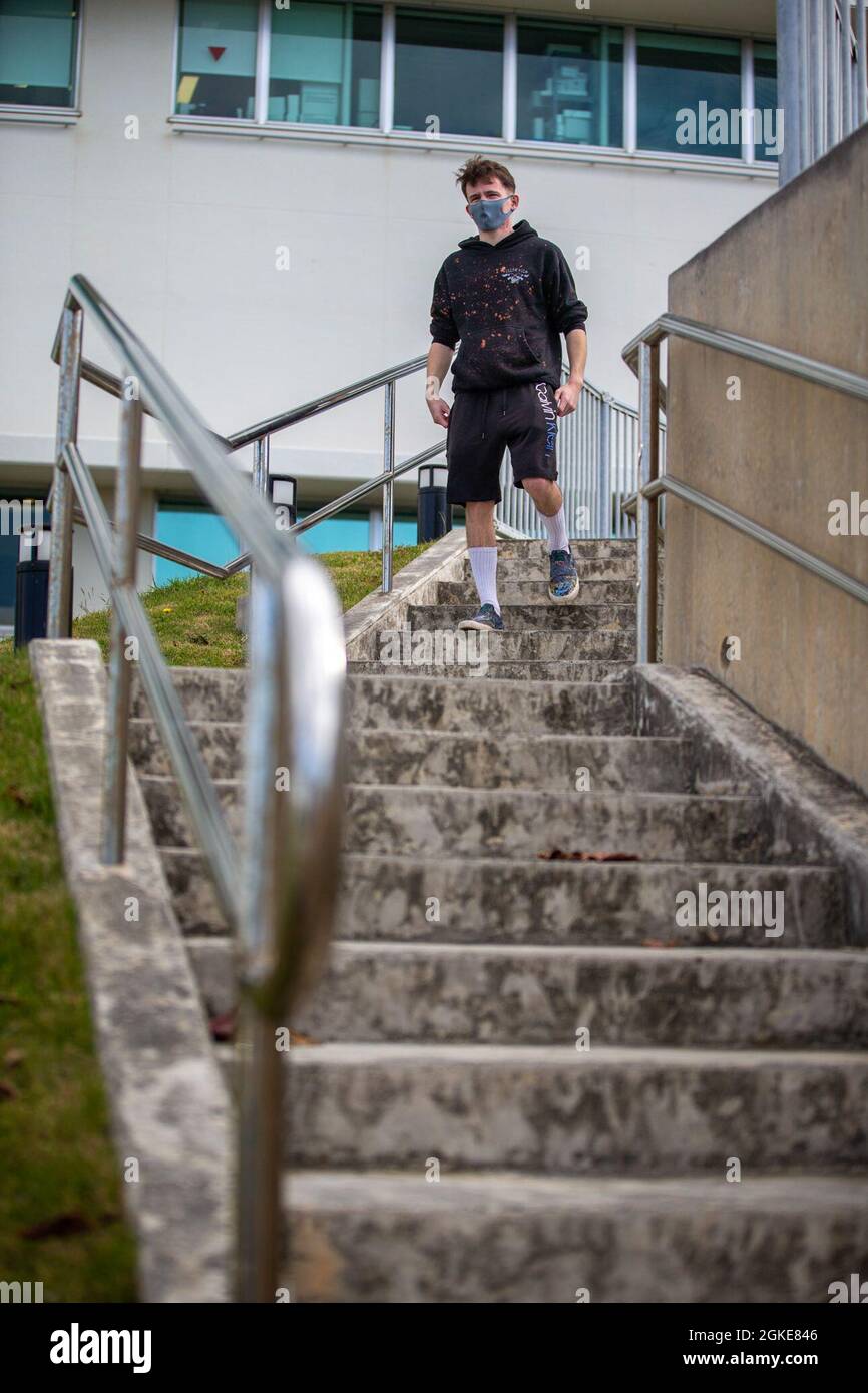 U.S. Marine Corps Lance CPL. Kamerin Hervey, eine Angestellte des Verwaltungsrechts bei der Rechtsabteilung, dem Hauptquartier und dem Unterstützungsbataillon, geht nach seinem Termin zur Physiotherapie in Camp Foster, Okinawa, Japan, am 26. März 2021 aus dem US Naval Hospital Okinawa. Hervey war ein im Rollstuhl sitzender, aktiver Marine aufgrund seiner bilateralen Tibia-Stress-Frakturen in beiden Schienbeinen. Seine Schienbeine sind jedoch bilateral vollständig geheilt, und auf Anweisung seines Arztes muss er keinen Rollstuhl mehr benutzen. Hervey ist ein gebürtiger Longmont, Colorado. Stockfoto