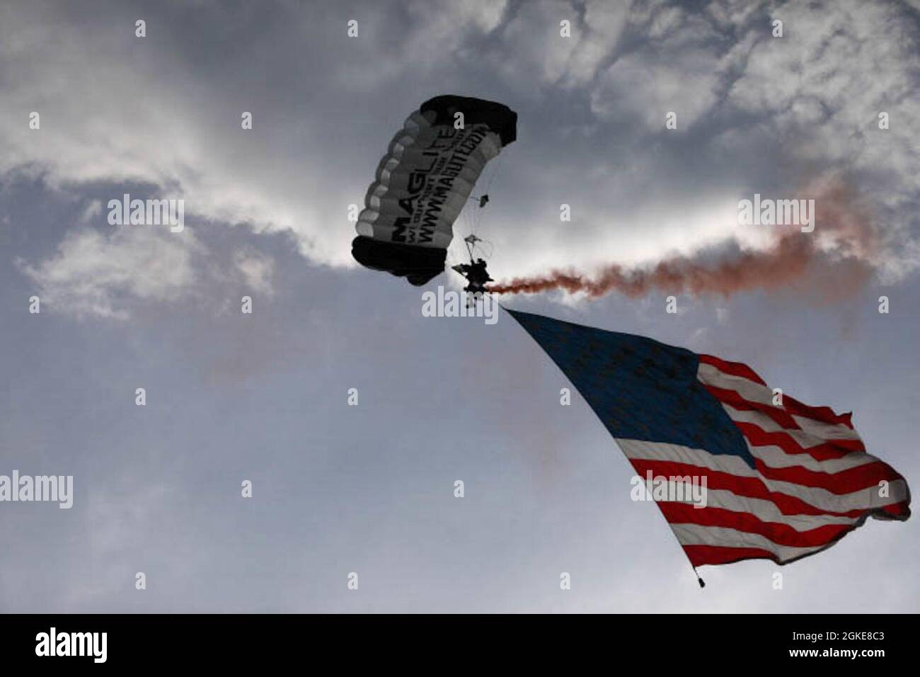 Sergeant 1. Klasse (ret.) Dana Bowman steigt vom Himmel herab, nachdem sie während der Abschlusszeremonie aus einem Flugzeug gesprungen ist, während „God Bless the USA“ auf dem Deer Creek Course im Landings Club, Savannah, Georgia, am 27. März 2021 spielt. Bowman war als Soldat der Spezialeinheiten und Mitglied des Fallschirmteams der Golden Knights, als er in der aktiven Armee diente. Stockfoto