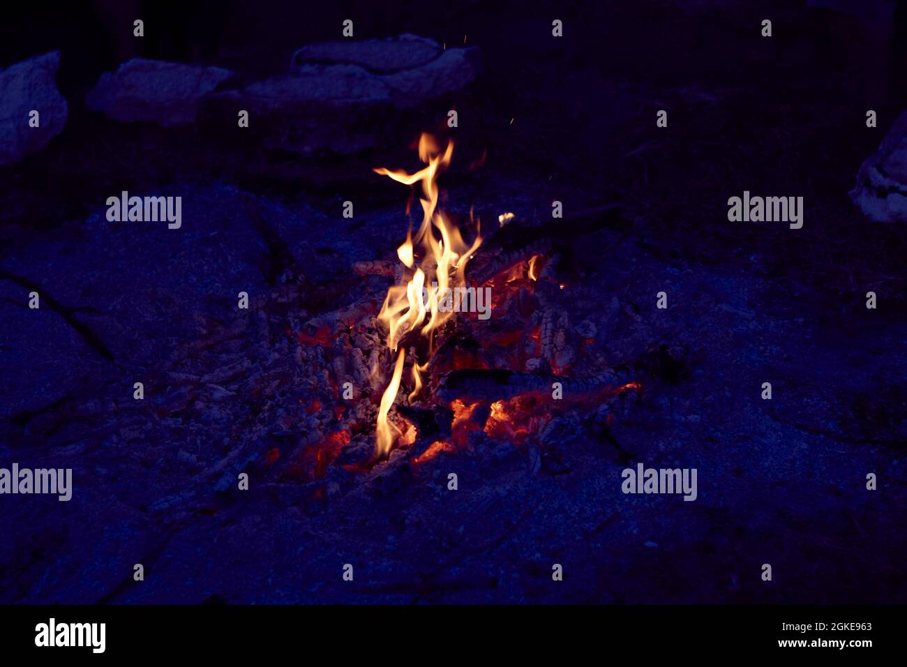 Lagerfeuer in der Nacht von Feuerholz und Asche im Freien Stockfoto