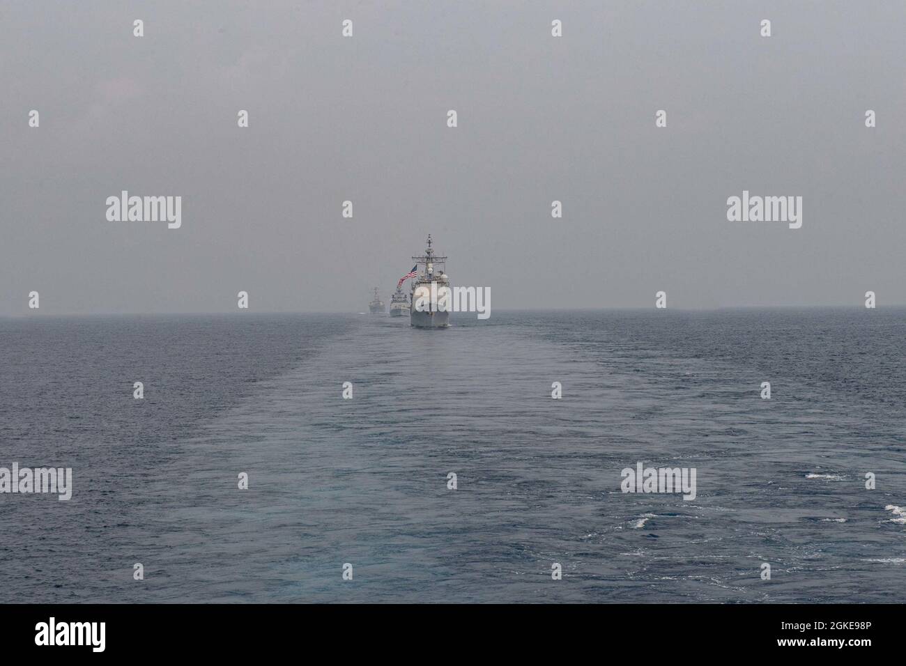 INDISCHER OZEAN (28. März 2021) – der Ticonderoga-Klasse-Lenkrakenkreuzer USS Bunker Hill (CG 52), Front, die indische Navy Shivalik-Klasse-Lenkraketenfrigate INS Shivalik (F47), Mitte, Und der Arleigh Burke-Klasse-Lenkflugkörper-Zerstörer USS Russell (DDG 59), segelt in Formation hinter dem Flugzeugträger USS Theodore Roosevelt (CVN 71), 28. März 2021. Bunker Hill und Russell, die zur Theodore Roosevelt Carrier Strike Group gehören, befinden sich im geplanten Einsatzgebiet der 7. US-Flotte. Als größte vorwärtseingesetzte Flotte der US-Marine betreibt und interagiert die 7. Flotte routinemäßig Stockfoto