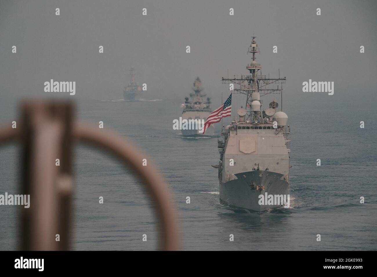 INDISCHER OZEAN (28. März 2021) – der Ticonderoga-Klasse-Lenkrakenkreuzer USS Bunker Hill (CG 52), Front, die indische Navy Shivalik-Klasse-Lenkraketenfrigate INS Shivalik (F47), Mitte, Und der Arleigh Burke-Klasse-Lenkflugkörper-Zerstörer USS Russell (DDG 59), segelt in Formation hinter dem Flugzeugträger USS Theodore Roosevelt (CVN 71), 28. März 2021. Die Theodore Roosevelt Carrier Strike Group ist im geplanten Einsatz im 7. Flottenbereich der USA. Als größte vorwärtseingesetzte Flotte der US-Marine arbeitet die 7. Flotte routinemäßig mit 35 maritimen Nationen zusammen und interagiert dabei Stockfoto