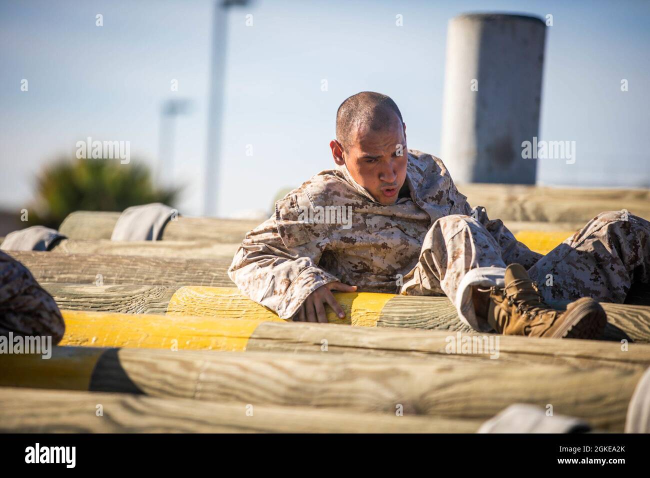 Rct. Jimmy Correa, ein Rekrut bei India Company, 3. Rekrut Training Bataillon, überwindet ein Hindernis während des Vertrauenskurses im Marine Corps Recruit Depot, San Diego, 29. März 2021. Die Instruktoren der Übung haben genau beobachtet, um sicherzustellen, dass die Hindernisse korrekt und sicher ausgeführt wurden. Avila kommt aus Los Angeles, CA und wurde von RS San Diego rekrutiert. Stockfoto