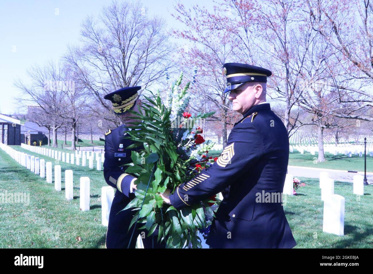 Der kommandierende General der Ersten Armee, LT. General Thomas S. James Jr., stellvertretender General der Ersten Armee für Operationen, Major General Troy D. Galloway, und Command Sergeant Major der Ersten Armee, Command Sgt. Maj. John P. McDwyer, legt einen Kranz nieder und achtet auf das Grab von SSGT Waverly Woodson auf dem Arlington National Cemetery, Arlington, Virginia, 29. März 2021. Woodson diente unter der Ersten Armee als Teil des medizinischen Teams des 0530. Barrage Balloon Bataillons, das am Morgen des 6. Juni 1944 den Strand von Normandy kurz nach dem. Traf. Woodson wurde wegen seiner Brabstoffrannnahme zitiert und nahm auch an 40 bis 60 Soldaten Teil Stockfoto