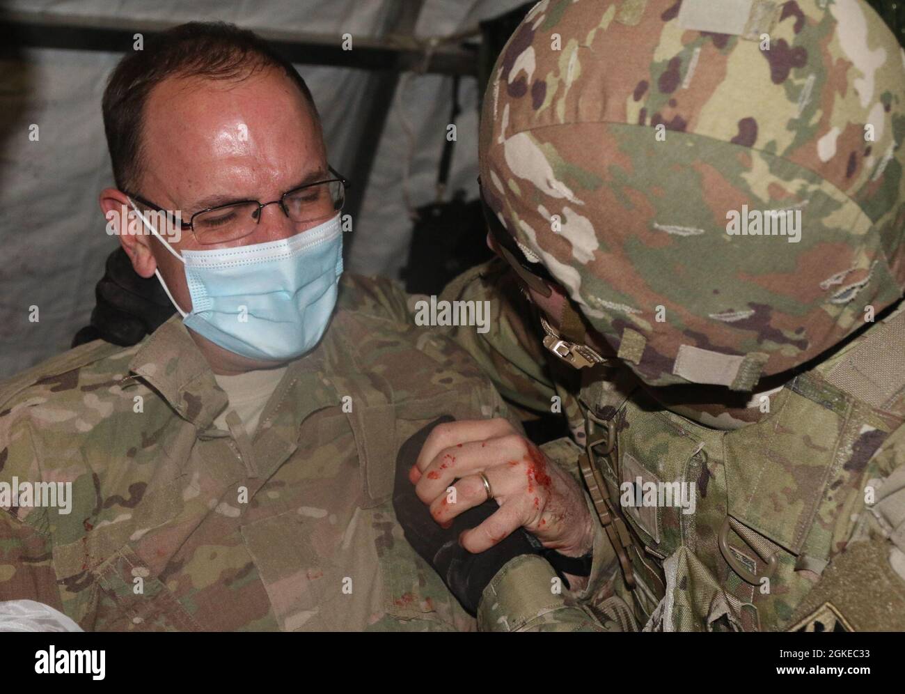 Ein Soldat, der der 5. Panzerbrigade der First Army Division West zugewiesen wurde, simuliert während einer dreitägigen Mannschaftsübung des Ministerialteams in McGregor Range, N.M., 29. März 2021, einen verletzten Unfall. Die geschulten Soldaten der Dolchbrigade OC/T, wie man in allen Teilen der Armee religiöse Unterstützung und Beratung bietet, um Soldaten, Familien, Und die Zivilbevölkerung bleibt geistig stark, da 5th AR BDE weiterhin harte, realistische und relevante Schulungen auf der Grundlage der aktuellsten Taktiken, Techniken und Verfahren bietet, um Einheiten für den Einsatz an ihren spezifischen Standorten vorzubereiten. Stockfoto