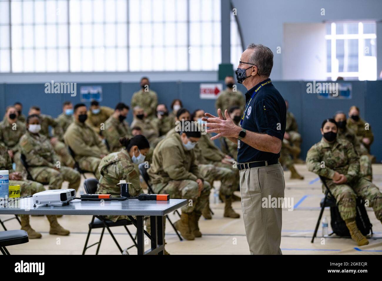 Newark, NJ, 29. März 2021--Mitarbeiter der FEMA Region 2 veranstalten eine Orientierungsveranstaltung für das Verteidigungsministerium und die lokalen Mitarbeiter der FEMA. Michael Moriarty, stellvertretender Leiter der Abteilung Operationen für Impfzentren der Gemeinschaft, gibt eine Einführung und einen Überblick über das Programm. Alle Bundesmitarbeiter müssen vor der Einsetzung in ein gemeinschaftliches Impfzentrum einen Prozess zur Aufnahme, Staging und weiteren Integration (RSOI) abschließen. Die Mitarbeiter erhalten COVID-19-Tests und nehmen an Schulungen für ihren Einsatz Teil. Die FEMA arbeitet mit staatlichen, lokalen, Stammes- und Gebietsregierungen an der kritischen Notwendigkeit, Impfungen zu öffnen Stockfoto