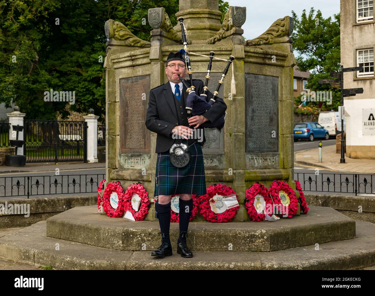Ein Pfeifer spielt Dudelsäcke am Kriegsdenkmal zum Gedenken an den St. Valery Day, als schottische Soldaten im Zweiten Weltkrieg, North Berwick, Schottland, Großbritannien, gefangen genommen wurden Stockfoto
