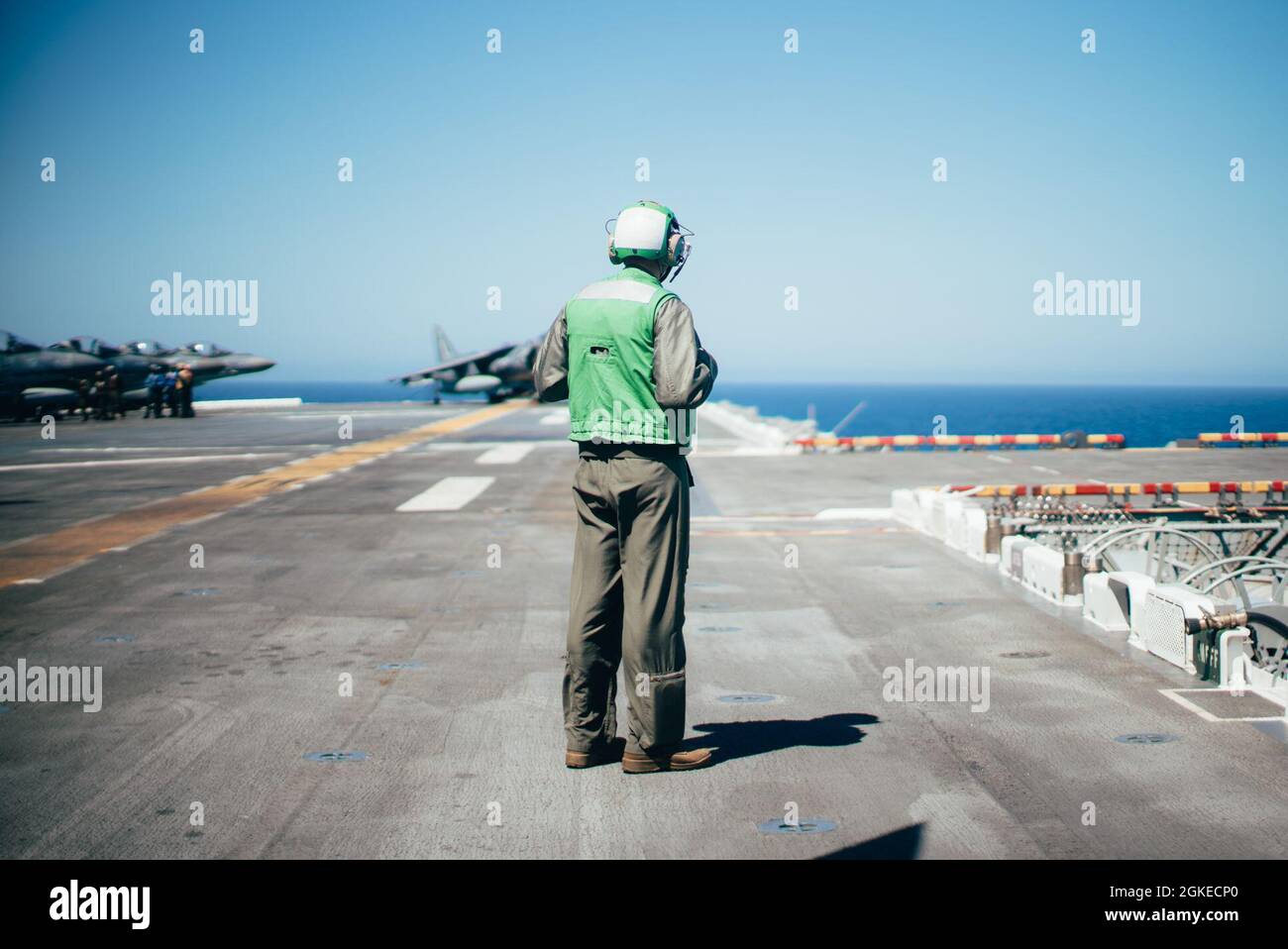 PAZIFISCHER OZEAN (29. März 2021) Mitarbeiter des US-Marine Corps Theodore Mikecell, ein Sicherheitsbeauftragter für die Qualitätssicherung bei Marine Medium Tiltrotor Squadron (VMM) 165 (verstärkt), 11. Marine Expeditionary Unit, beobachtet den Flugdecksbetrieb an Bord des amphibischen Sturmschiffs USS Essex (LHD 2), März 29. Das Integrationstraining der US-Marine und des Marine Corps bietet der Essex Amphibious Ready Group/11th MEU die erste Gelegenheit, mehrere Missionspakete zu planen, zu beschreiben und auszuführen. Essex führt derzeit Routineoperationen in der dritten US-Flotte durch. Stockfoto