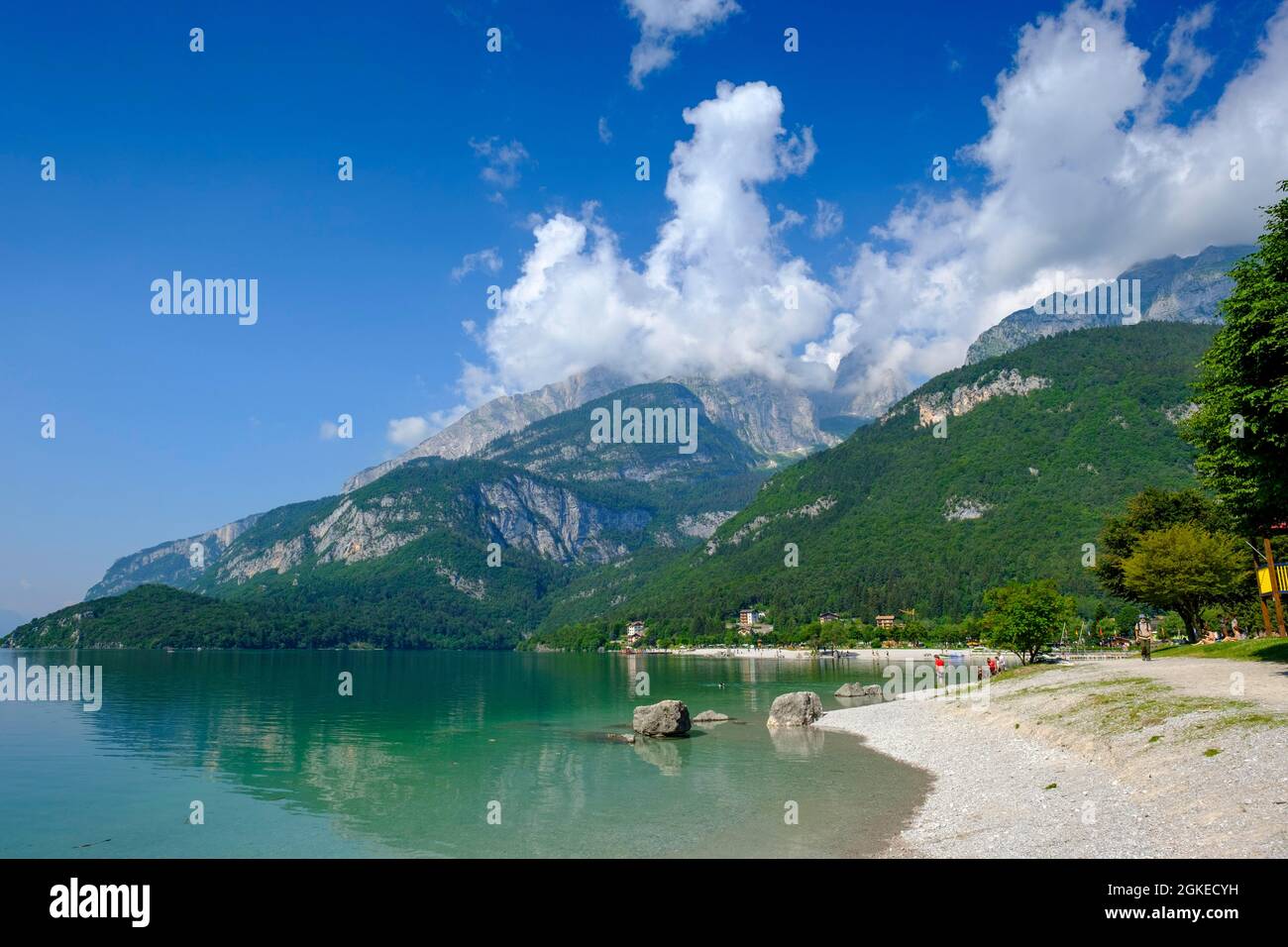 Molveno mit Molvenosee, Brenta Gruppe hinten, Trentino, Italien Stockfoto