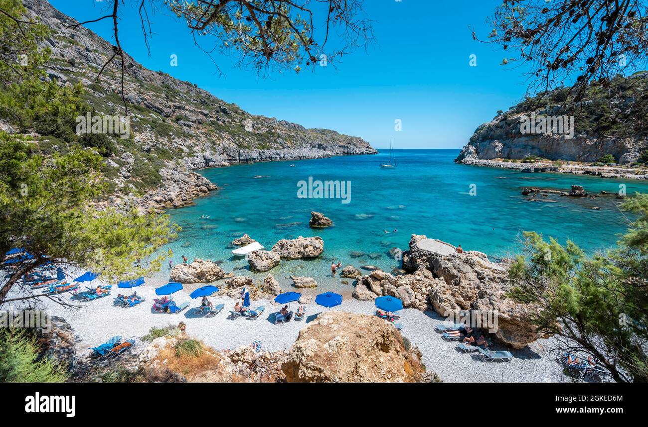 Sonnenschirme und Liegen, türkisfarbenes Wasser, Anthony Quinn Bay, Faliraki, Rhodos, Dodekanes, Griechenland Stockfoto