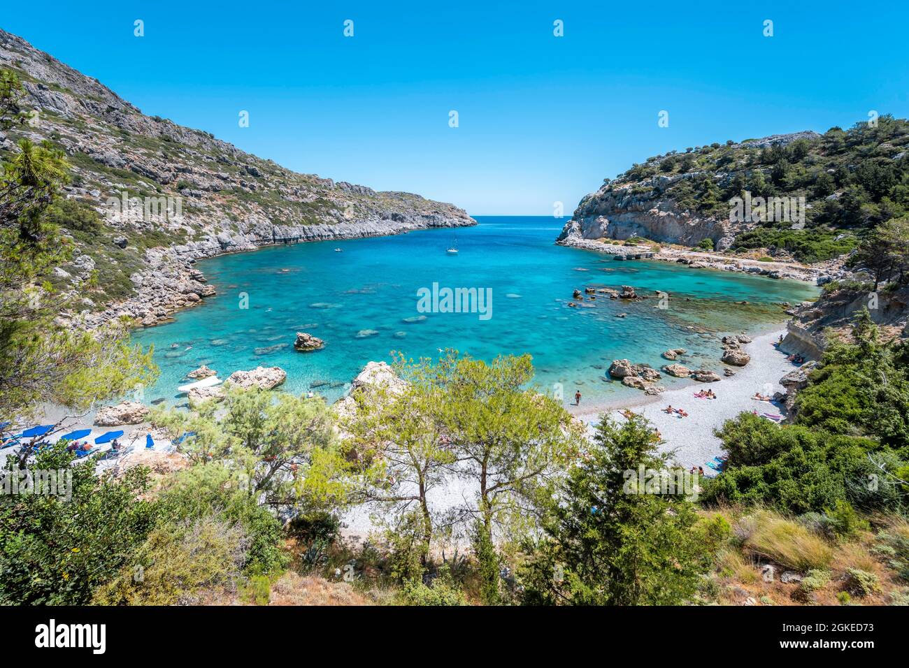 Strand und türkisfarbenes Wasser, Anthony Quinn Bay, Faliraki, Rhodos, Dodekanes, Griechenland Stockfoto