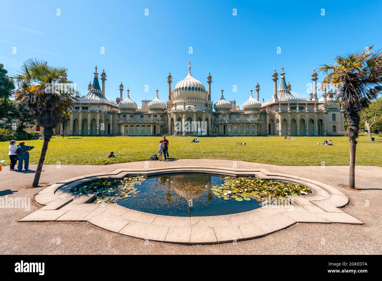 Teich mit Seerosen vor dem Royal Pavilion Palace, Brighton, East Sussex, England, Vereinigtes Königreich Stockfoto