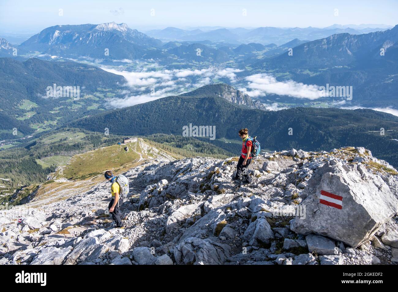 Wanderer abwärts, hinter Watzmannhaus, Wanderweg nach Watzmann, Watzmann Kreuzung, Berchtesgaden, Bayern, Deutschland Stockfoto