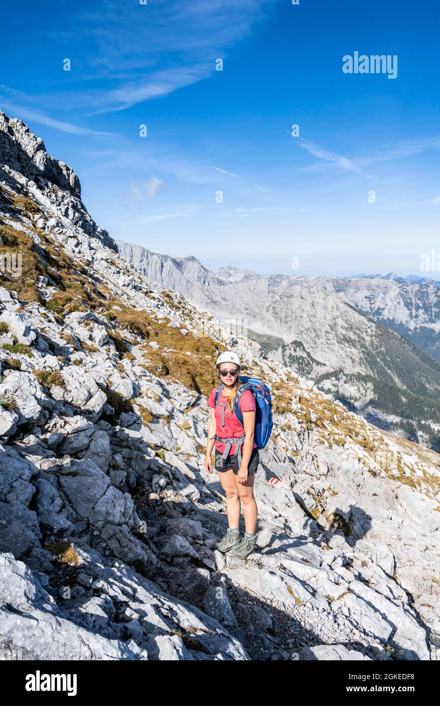 Wanderer auf dem Aufstieg, Wanderweg zum Watzmann, Watzmann Kreuzung, Berchtesgaden, Bayern, Deutschland Stockfoto