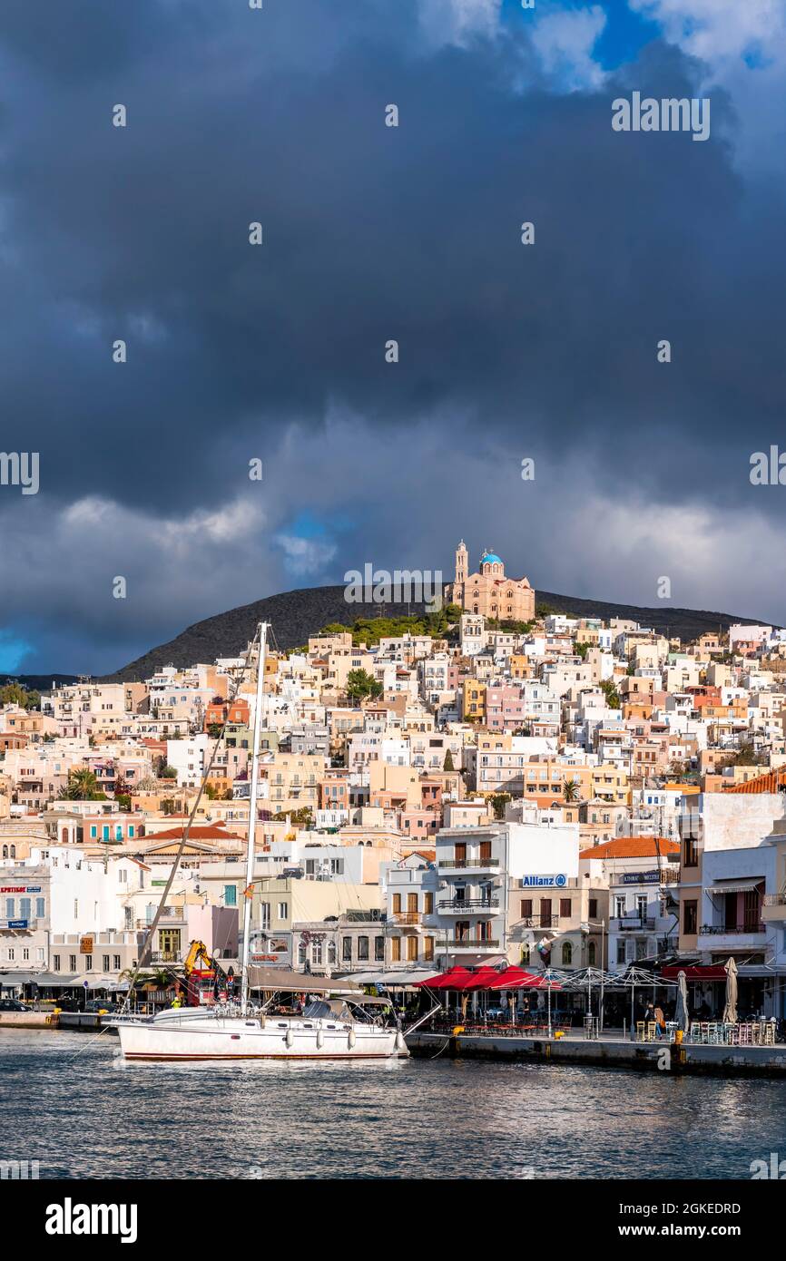 Hafen, Blick auf die Stadt von der Küste, hinten Anastasi Kirche, Ermoupoli, Ano Syros, Syros, Kykladen, Griechenland Stockfoto