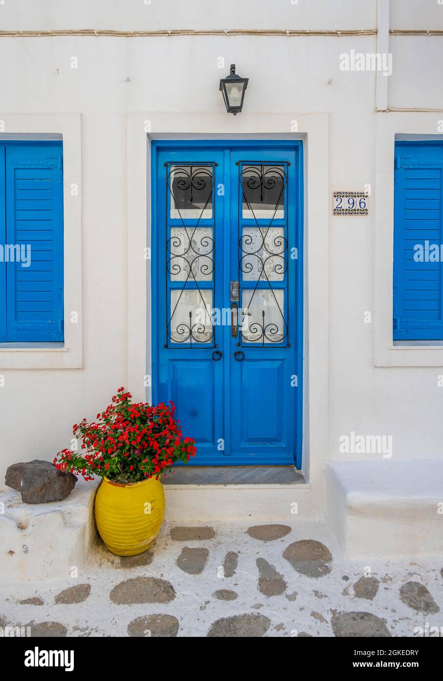 Kykladenhaus mit blauer Tür, Altstadt von Parikia, Paros, Kykladen, Griechenland Stockfoto