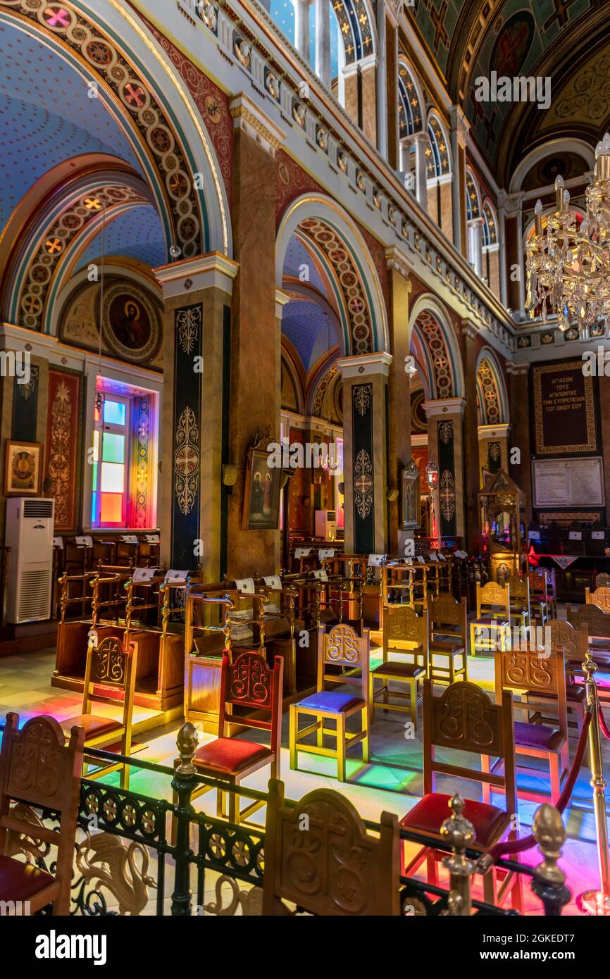 Interieur, farbige Fenster, kunstvoll dekoriertes Interieur der neoklassizistischen griechisch-orthodoxen Kirche St. Nikolaus, Agios Nikolaos, Ermoupoli, Syros Stockfoto