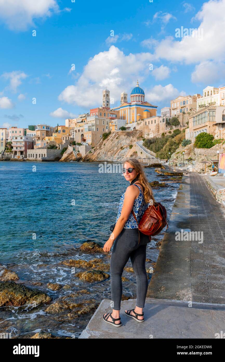 Junger Tourist am Meer, Blick auf die Stadt, die Kirche des Heiligen Nikolaus, Agios Nikolaos, Ermoupoli, Syros, Kykladen, Griechenland Stockfoto