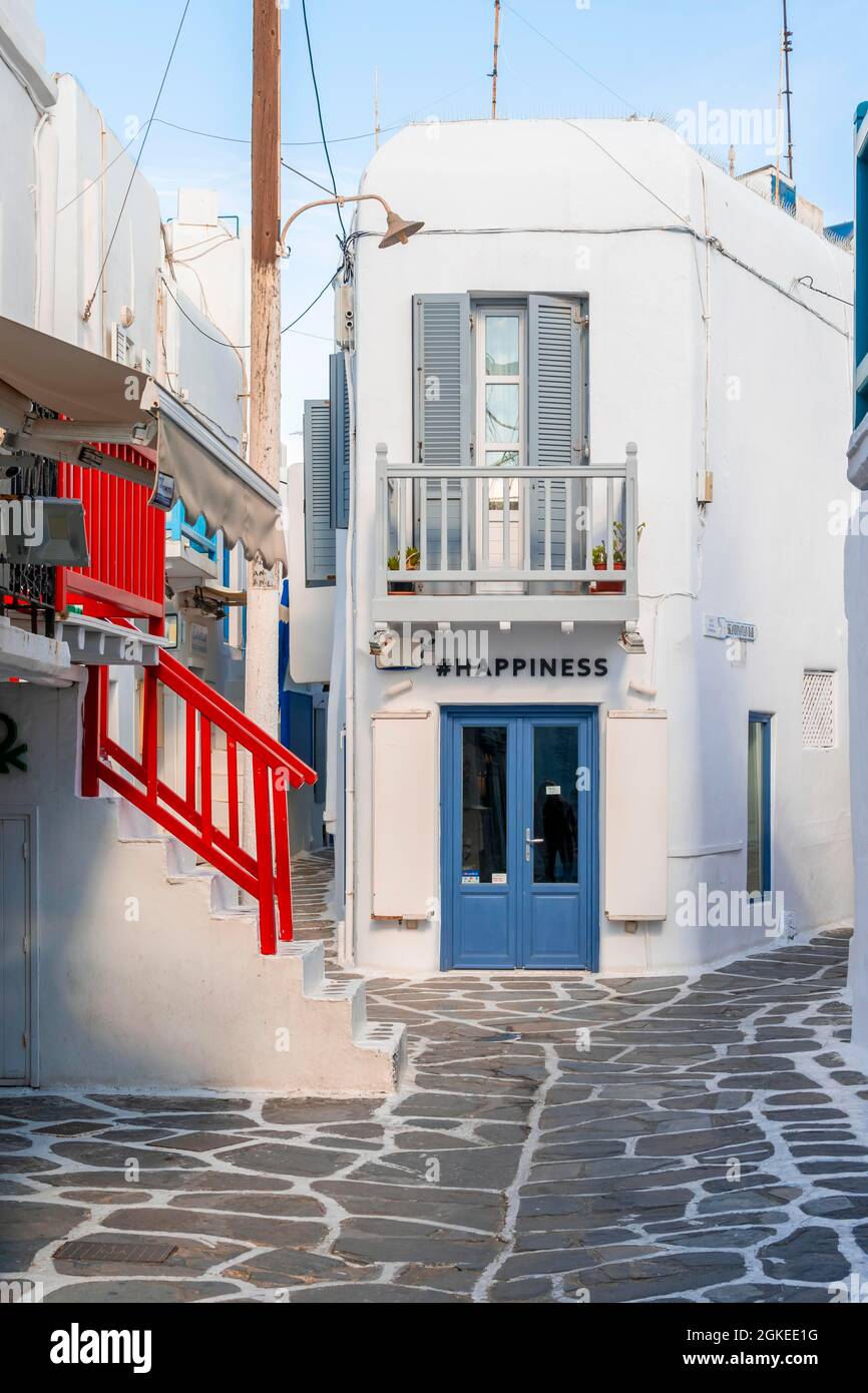 Weiße kykladische Häuser mit blauen Fensterläden, Tür mit Inschrift Happiness, Altstadt Chora, Mykonos-Stadt, Mykonos, Kykladen, Griechenland Stockfoto