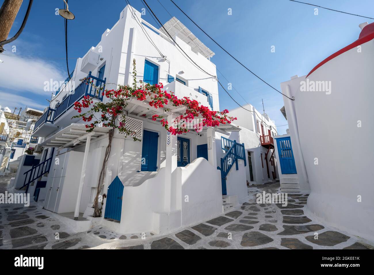 Weiße kykladische Häuser mit blauen Fensterläden, Altstadt Chora, Mykonos-Stadt, Mykonos, Kykladen, Griechenland Stockfoto