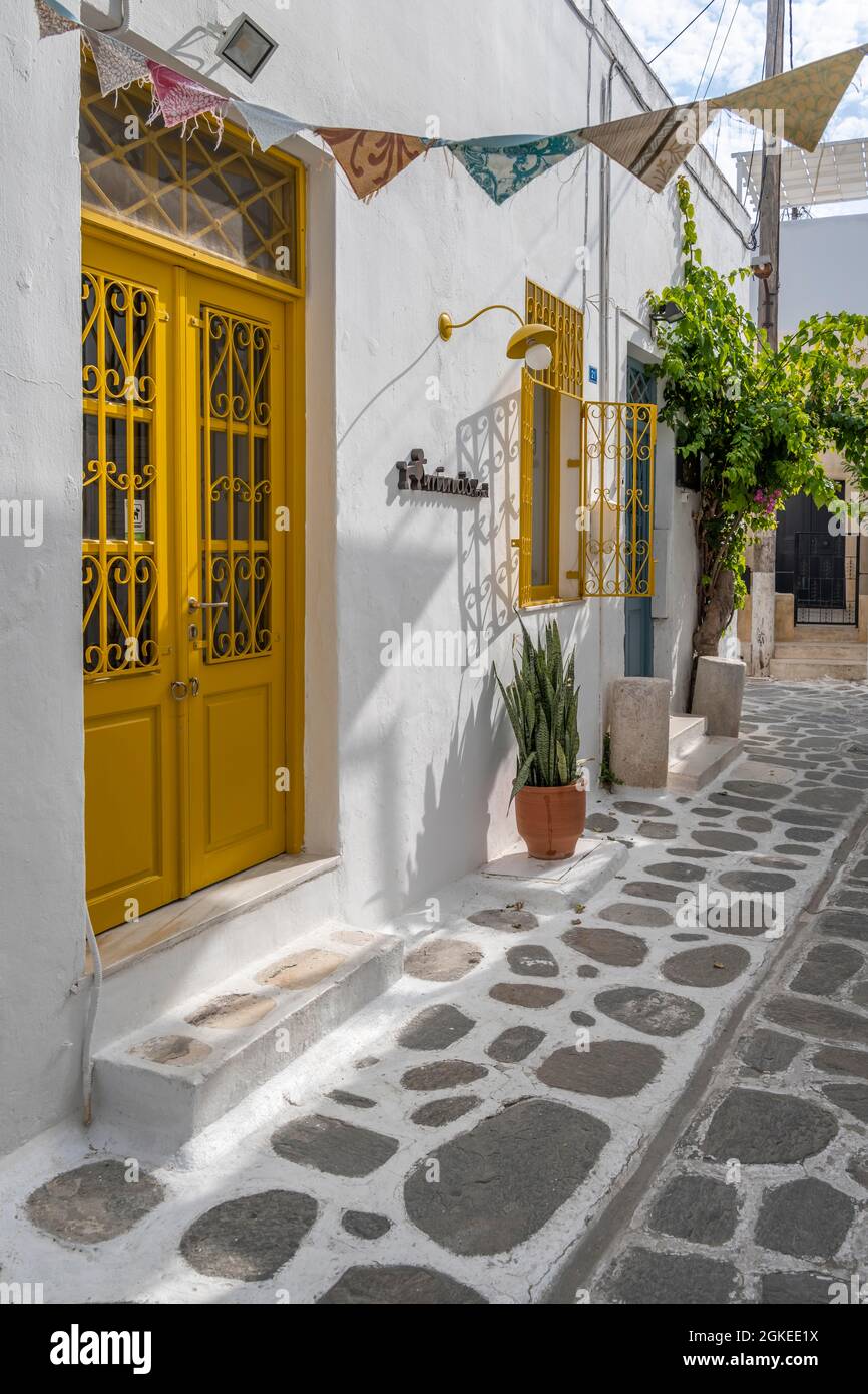 Kykladenhaus mit gelber Tür, Altstadt von Parikia, Paros, Kykladen, Griechenland Stockfoto