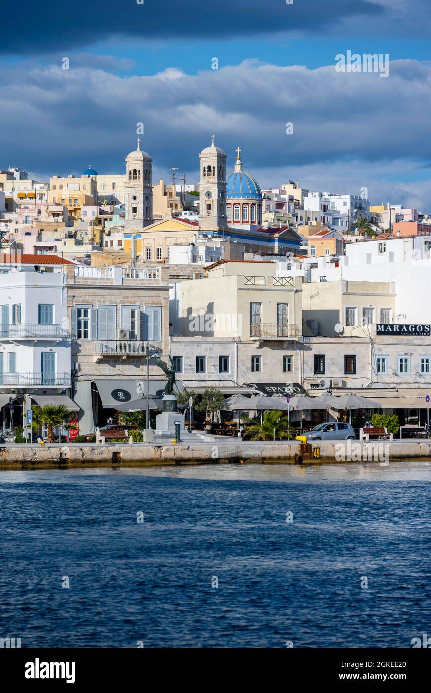 Kirche Mariä Himmelfahrt, Blick auf die Stadt, Pastellhäuser, Ermoupoli, Syros, Kykladen, Griechenland Stockfoto