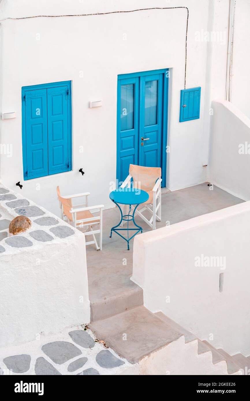 Terrasse, weißes kykladisches Haus mit blauen Fensterläden, Altstadt Chora, Mykonos-Stadt, Mykonos, Kykladen, Griechenland Stockfoto