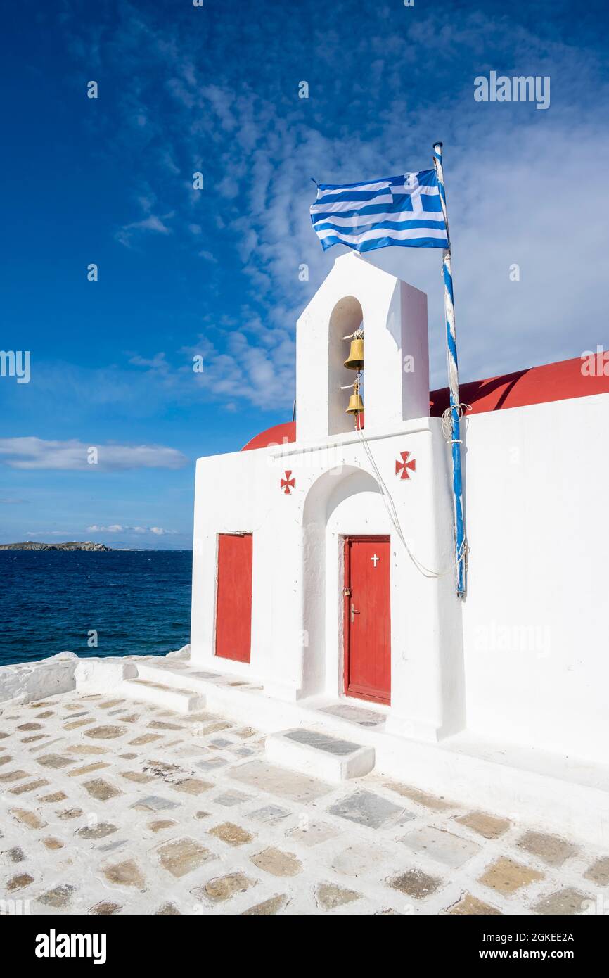 Kykladische griechisch-orthodoxe Kirche am Meer, Mykonos-Stadt, Mykonos, Kykladen, Griechenland Stockfoto