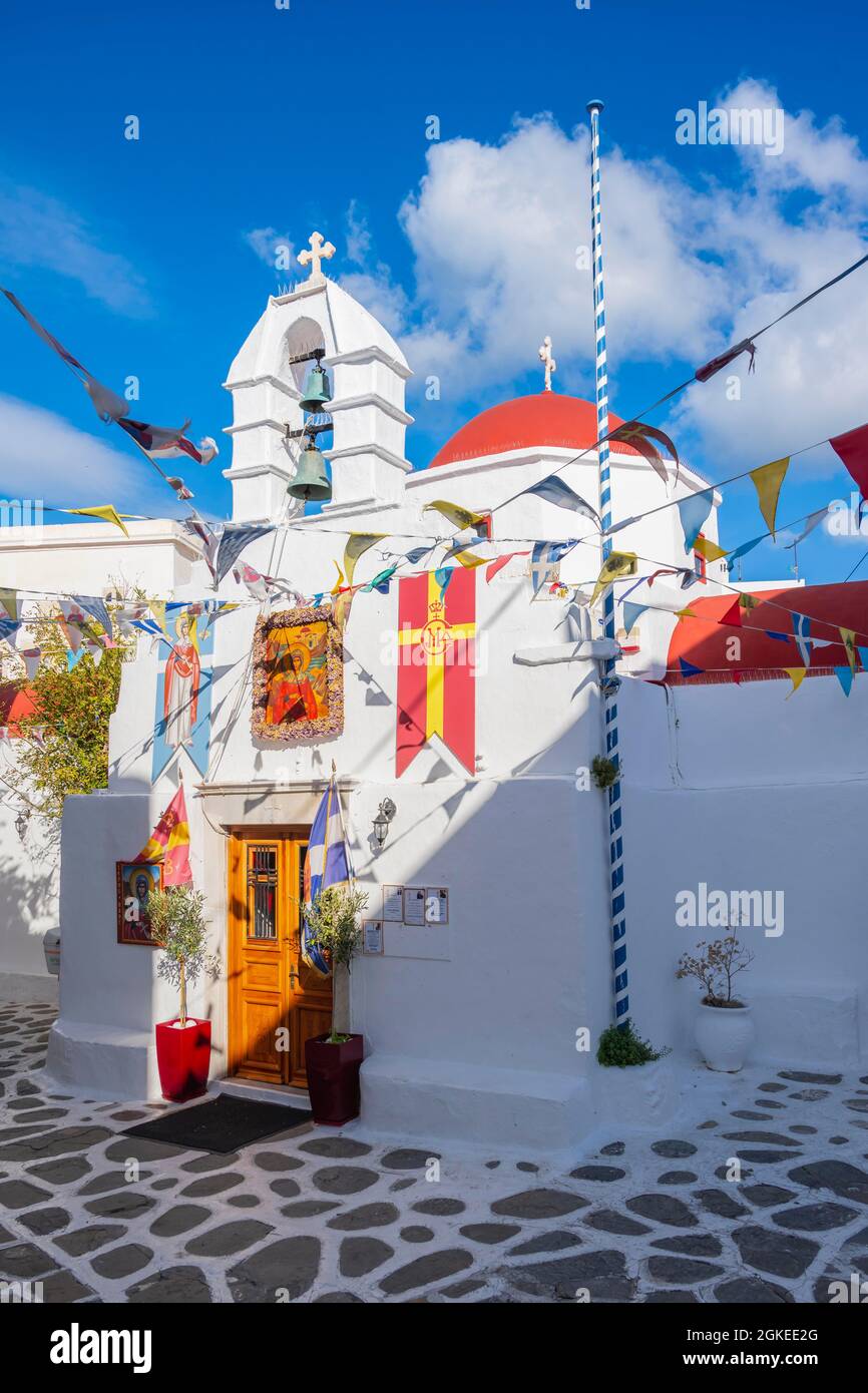 Kykladische griechisch-orthodoxe Kirche mit Fahnen, Altstadt Chora, Mykonos-Stadt, Mykonos, Kykladen, Griechenland Stockfoto