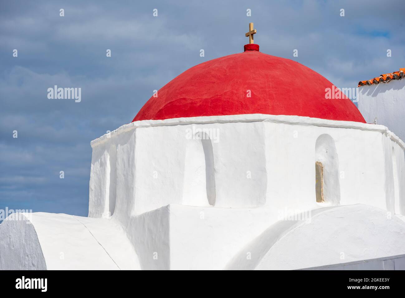 Rotes Dach einer griechisch-orthodoxen Kirche der Kykladen, Mykonos-Stadt, Mykonos, Kykladen, Griechenland Stockfoto