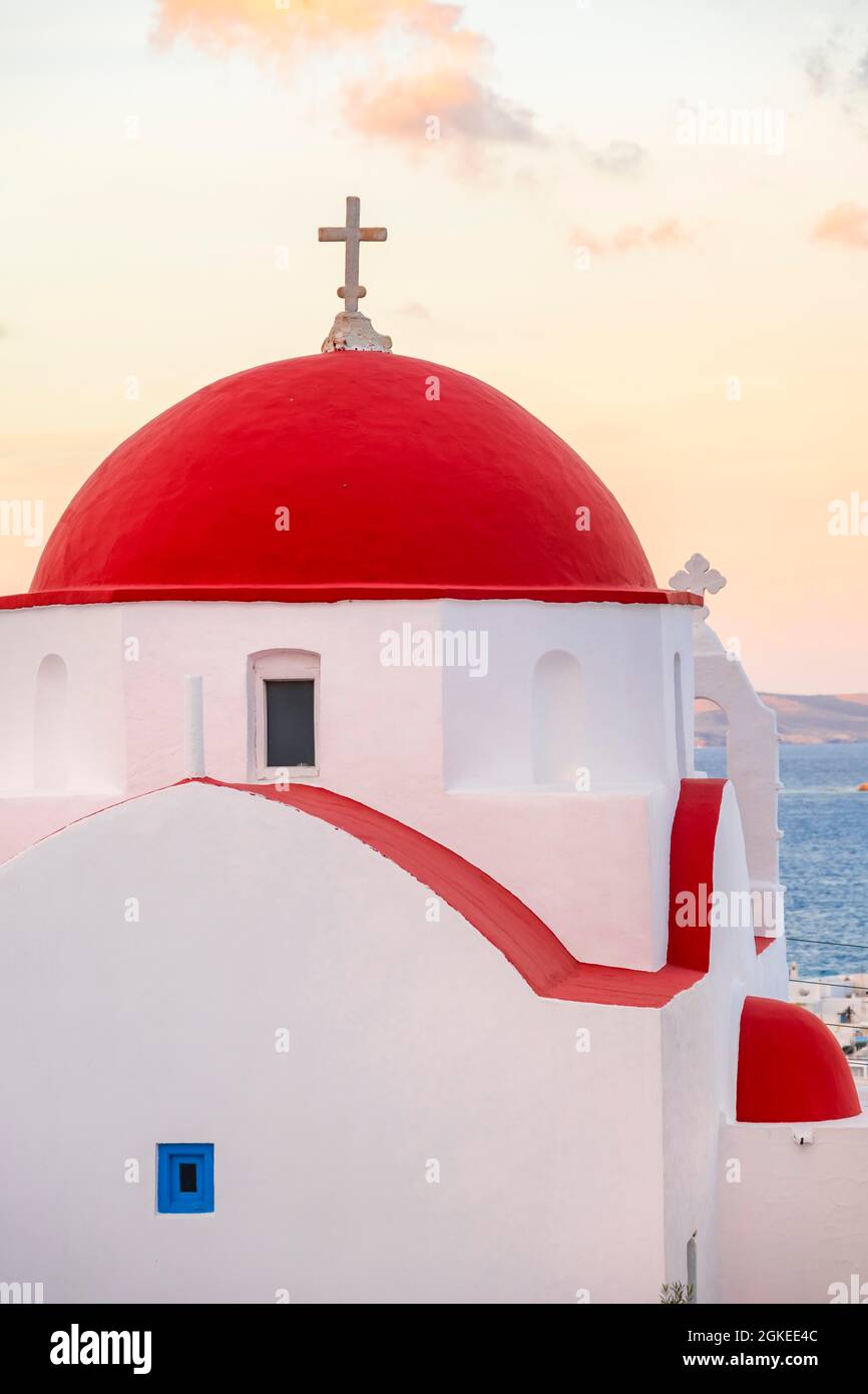 Rotes Dach einer griechisch-orthodoxen Kirche der Kykladen, Abendstimmung, Mykonos-Stadt, Mykonos, Kykladen, Griechenland Stockfoto