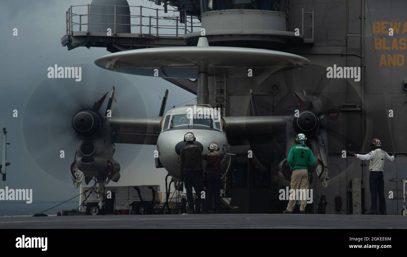 INDISCHER OZEAN (30. März 2021) – US-Seeleute testen die Propeller eines E-2C Hawkeye, der den „Liberty Bells“ des Airborne Command and Control Squadron (VAW) 115 zugewiesen wurde, auf dem Flugdeck des Flugzeugträgers USS Theodore Roosevelt (CVN 71) am 30. März 2021. Die Theodore Roosevelt Carrier Strike Group ist im geplanten Einsatz im 7. Flottenbereich der USA. Als größte vorwärtseingesetzte Flotte der US-Marine operiert und interagiert die 7. Flotte routinemäßig mit 35 maritimen Nationen und führt Missionen durch, um eine freie und offene Indo-Pazifik-Region zu erhalten und zu schützen. Stockfoto