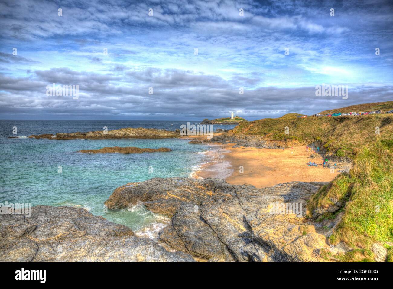 Godrevy Cornwall Coast mit Leuchtturmwellen und Strand in farbenfrohem HDR Stockfoto