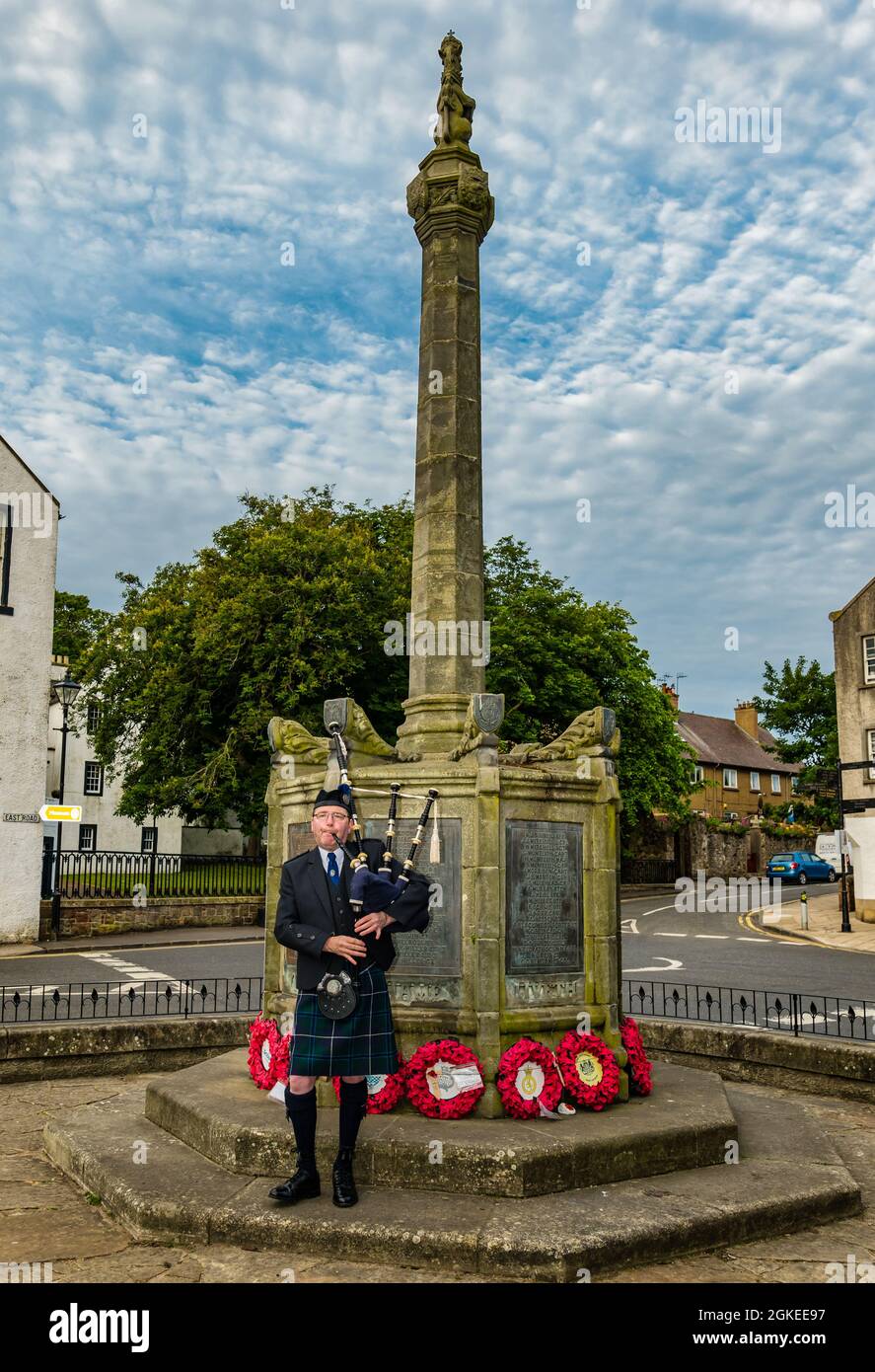 Ein Pfeifer spielt Dudelsäcke am Kriegsdenkmal zum Gedenken an den St. Valery Day, als schottische Soldaten im Zweiten Weltkrieg, North Berwick, Schottland, Großbritannien, gefangen genommen wurden Stockfoto