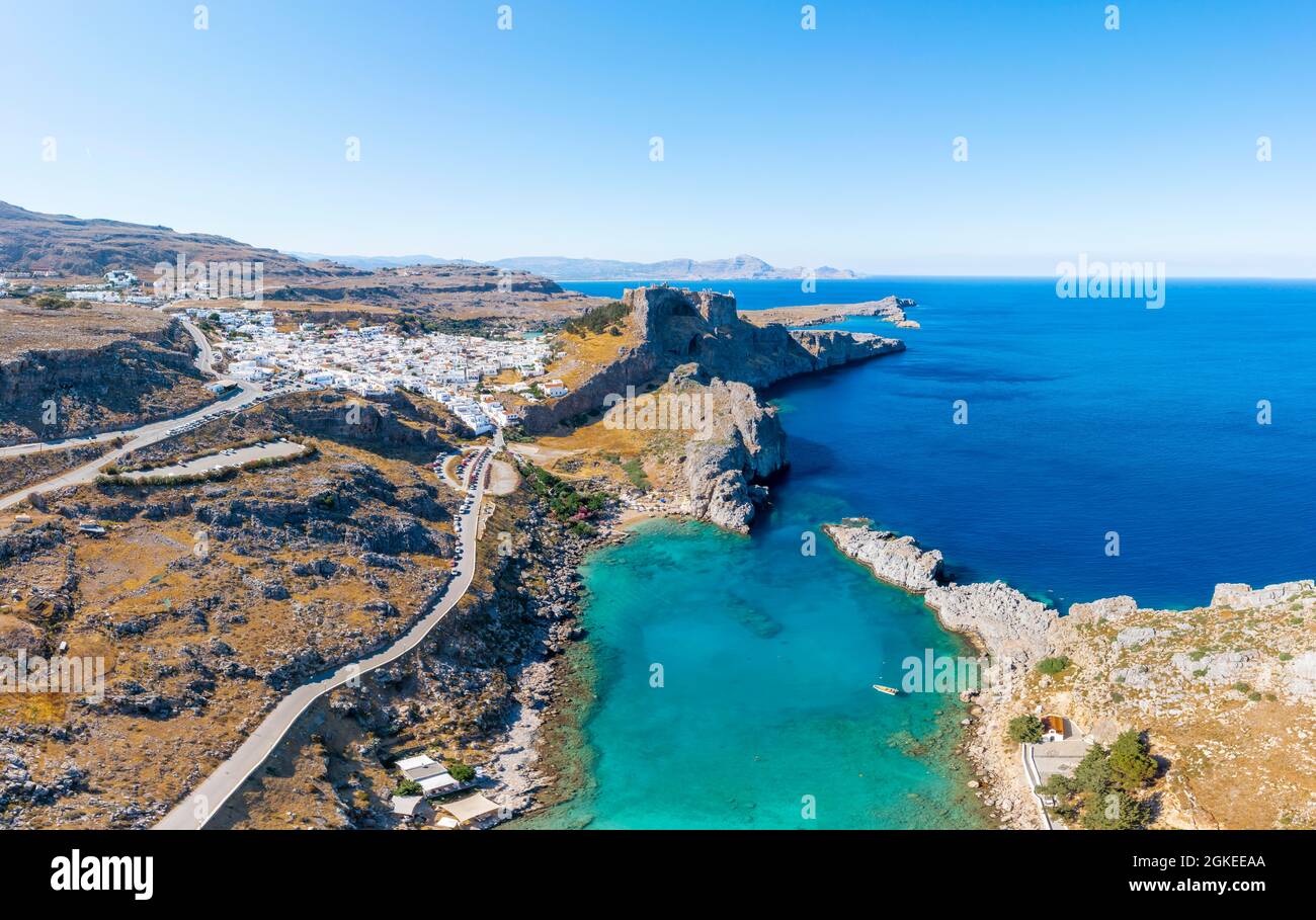 Luftaufnahme der Akropolis von Lindos, alte Zitadelle auf einer steilen Klippe, Lindos, Rhodos, Dodekanes, Griechenland Stockfoto