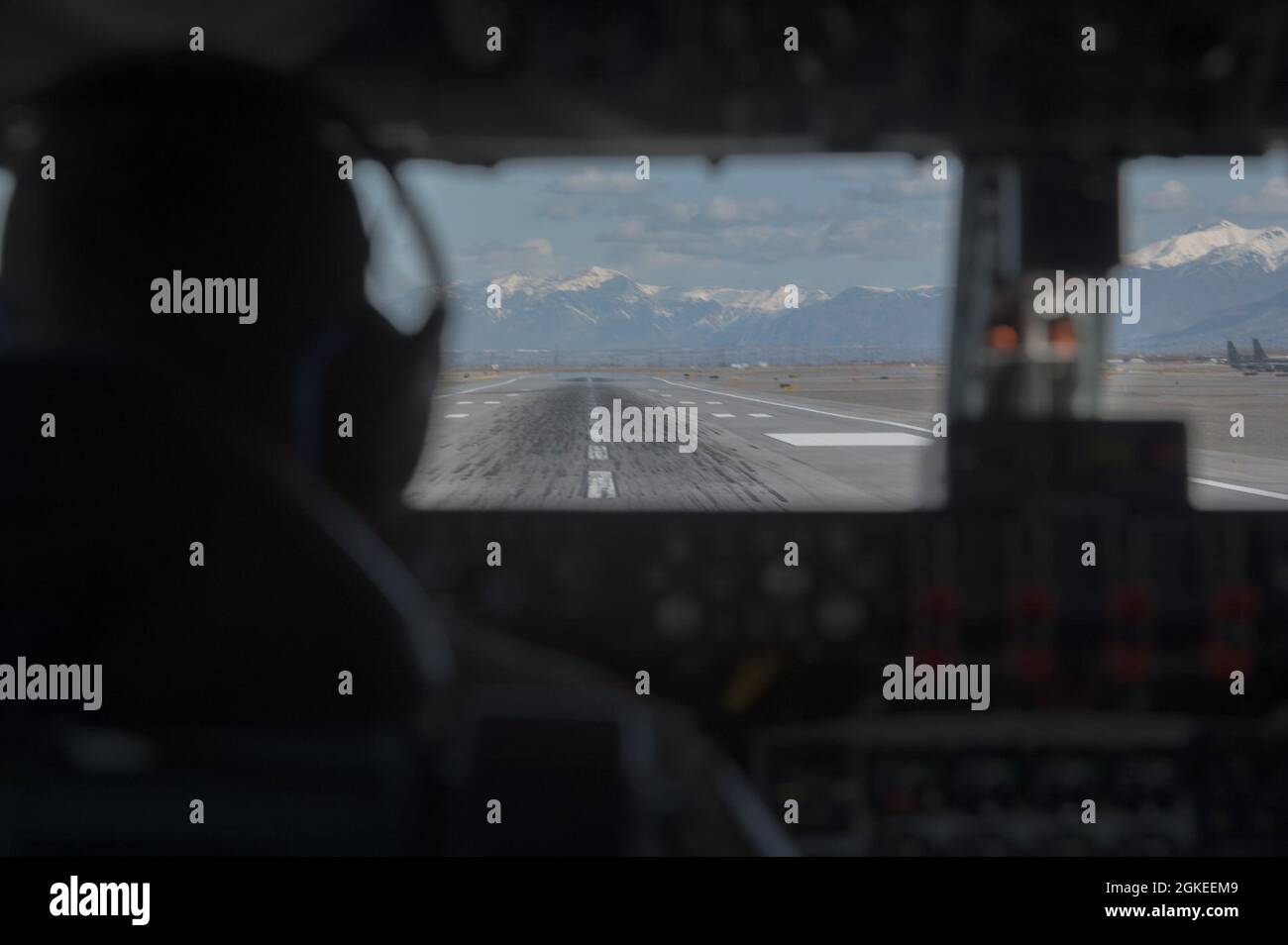 Utah Air National Guard Maj. Sean Demeter, 191st Air Betanking Squadron KC-135 Stratotanker Pilot, bereitet sich auf den Start von der Start- und Landebahn auf der Roland R. Wright Air National Guard Base für eine Lufttankmission über Idaho vor, 30. März 2021. Der KC-135 ist mit vier Turbofanen unter 35-Grad-Schwingen ausgestattet und kann bei einem Gewicht von bis zu 322,500 Pfund starten. Stockfoto