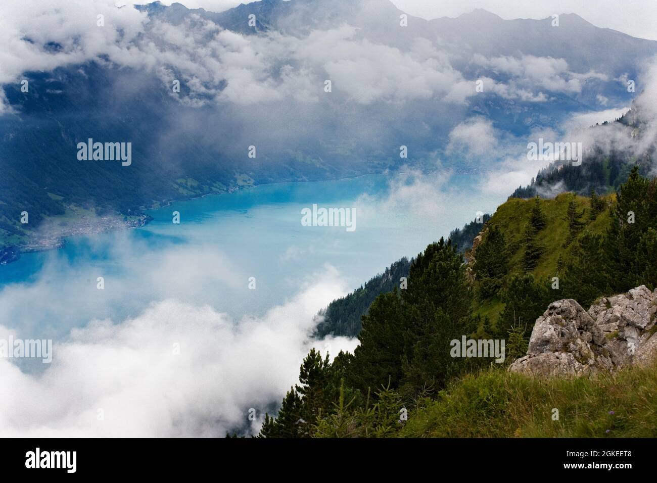 Wolken Rollen über dem Brienzersee und dem Dorf Oberried, von der Schynige Platte aus gesehen, Berner Oberland, Schweiz Stockfoto
