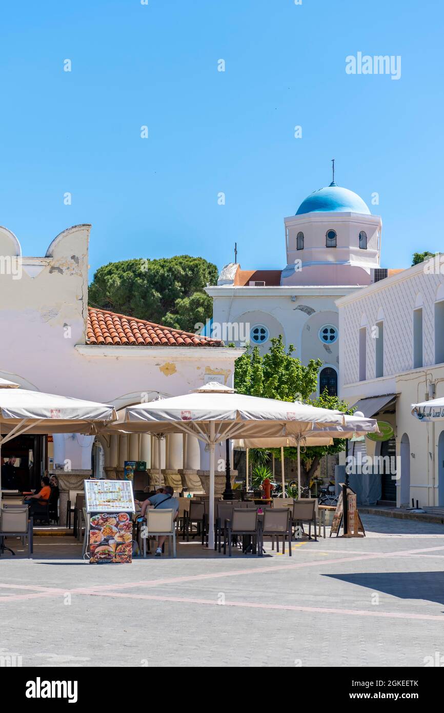 Eleftherias Platz, Restaurant und Kirche von Agia Paraskevi, Altstadt von Kos, Dodekanes, Griechenland Stockfoto