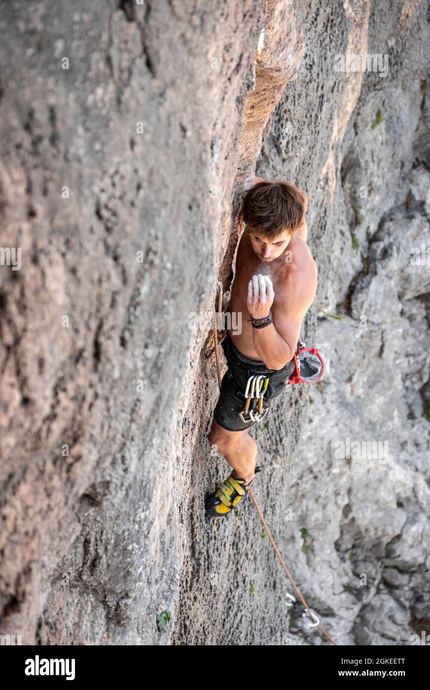 Junger Mann, der auf einer Felswand klettert, Bleibergsteiger, Sportkletterer, Kalymnos, Dodekanes, Griechenland Stockfoto
