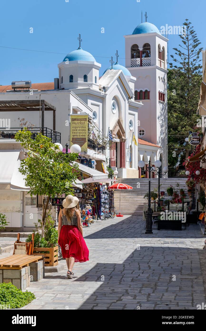 Junge Frau mit Kleid zu Fuß durch Fußgängerzone, Kirche Agia Paraskevi, Altstadt von Kos, Dodekanes, Griechenland Stockfoto