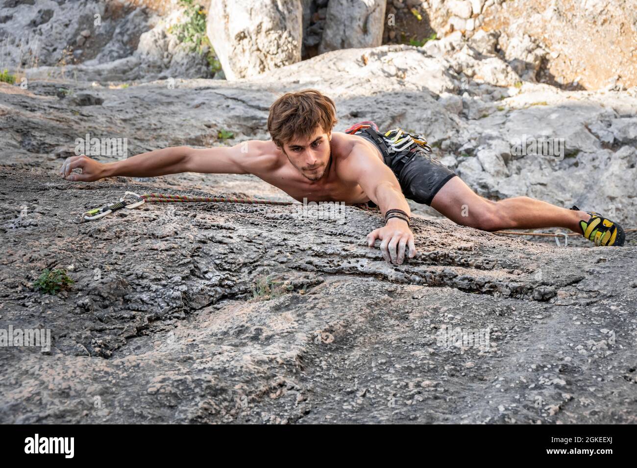 Junger Mann, der auf einer Felswand klettert, Bleibergsteiger, Sportkletterer, Kalymnos, Dodekanes, Griechenland Stockfoto