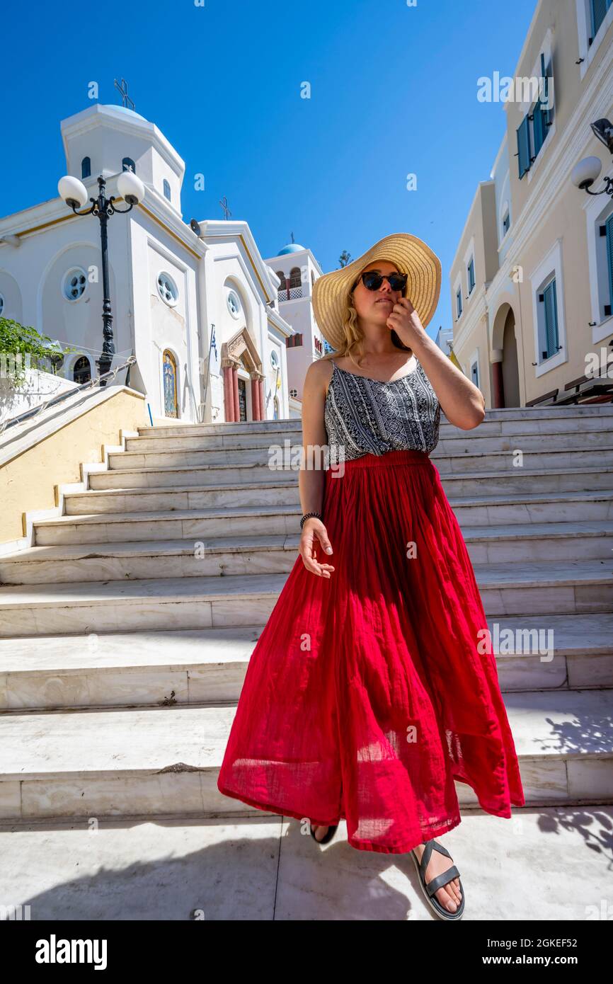 Junge Frau mit Kleid zu Fuß durch Fußgängerzone, Kirche Agia Paraskevi, Altstadt von Kos, Dodekanes, Griechenland Stockfoto