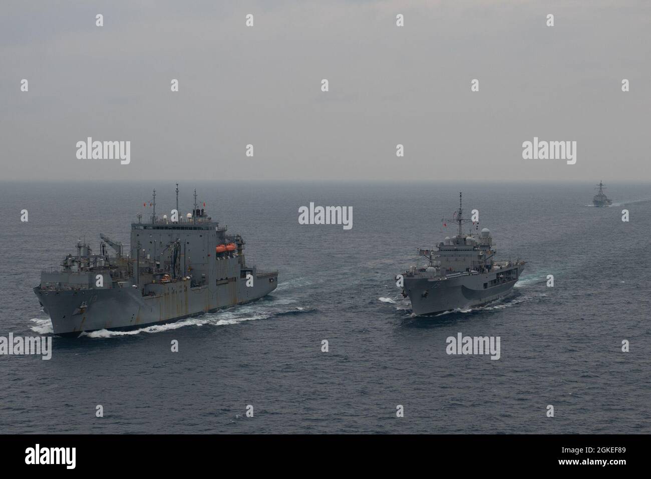 OSTCHINESISCHES MEER (30. März 2020) - das Flaggschiff der 7. US-Flotte, USS Blue Ridge (LCC 19), führt eine laufende Auffüllung durch Stockfoto